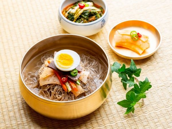 냉면에서 빠질 수 없는 필수 조미료인 식초에 포함된 강한 산성 성분은 치아를 부식시킬 수 있다.[사진=유디치과]