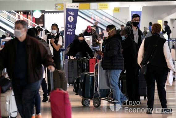코로나 바이러스 감염증 속에서도 북적이는 미국 국제공항. 사진=연합뉴스