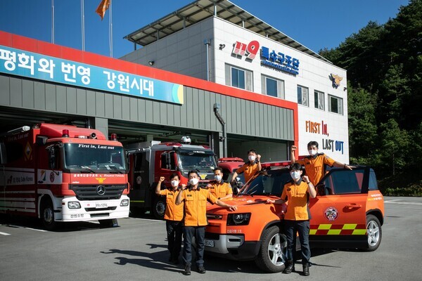 재규어 랜드로버 코리아가 ‘랜드로버 올 뉴 디펜더 110’을 강원도소방본부에 기증했다. 사진=재규어 랜드로버 코리아