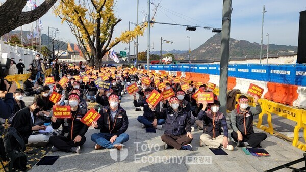 이달 말 카드 가맹점 수수료 개편안 발표를 앞두고 카드사노동조합이 15일 수수료율 추가 인하에 반대하는 총파업에 돌입했다.   사진=문혜원 기자