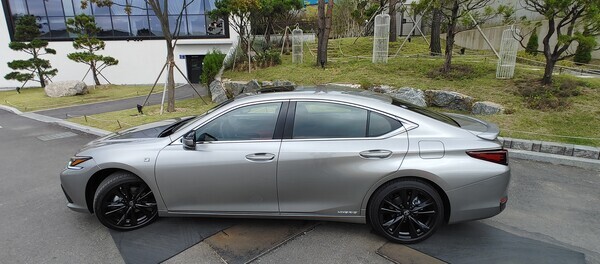 가성비에 가심비까지 갖춘 ‘NEW ES300h F SPORT’. 사진=이범석 기자