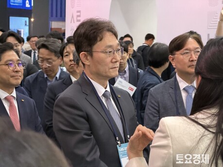 [포토짤뉴스] ‘WIS 2026’ KT 부스 방문한 박윤영 대표